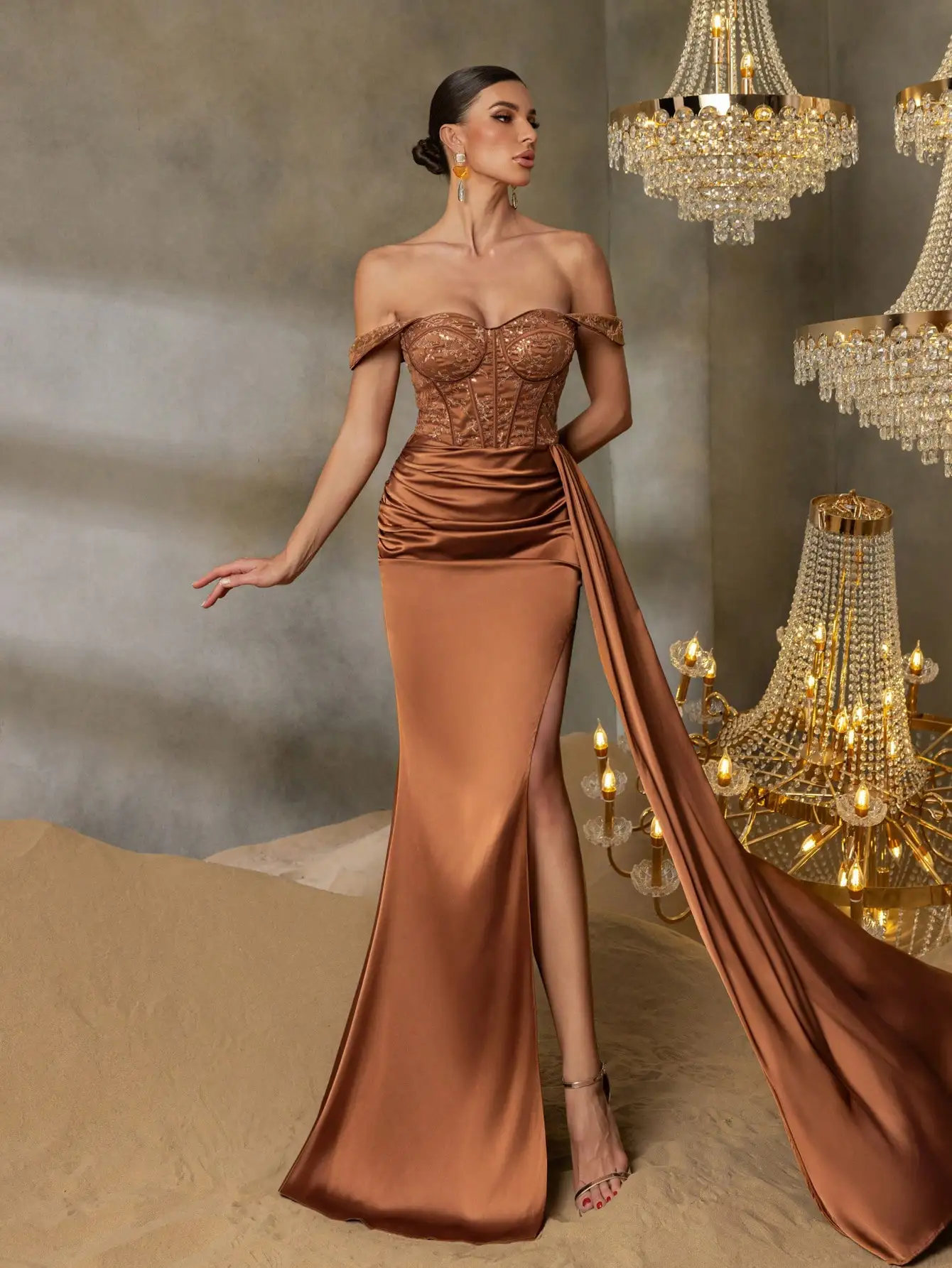 오프숄더 스팽글 보디스와 대비되는 새틴 밑단의 정장 드레스