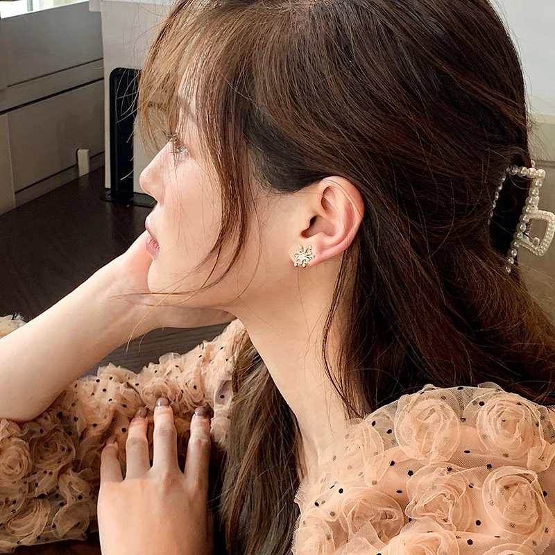 Winter Exquisite Pearl Snowflake Shape Golden Girls Earrings Elegant Accessories Korean Fashion Jewelry Sweet Earrings For Woman