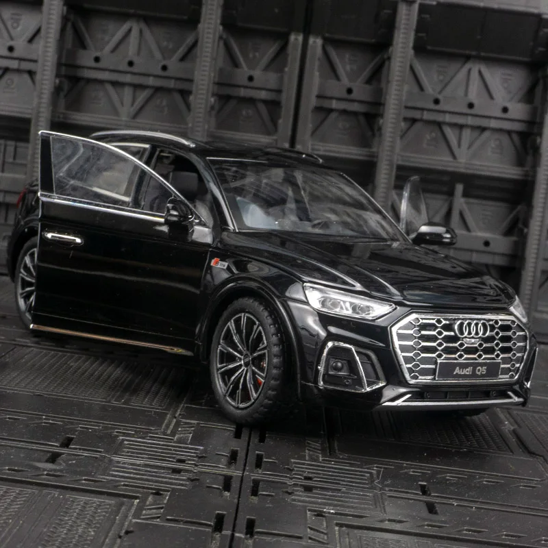1:24 Audi Q5 liga modelo de carro ornamentos coleção portas de brinquedo acústica-óptica pull-back para crianças e porta-malas do capô podem ser abertas.