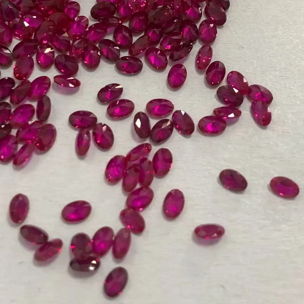 Im Labor gezüchteter Rubin, Taubenblutrot, oval geschliffen, kleine Akzentsteine, lose Edelsteine für Schmuckfassungen, DIY-Basteln – Detail 5