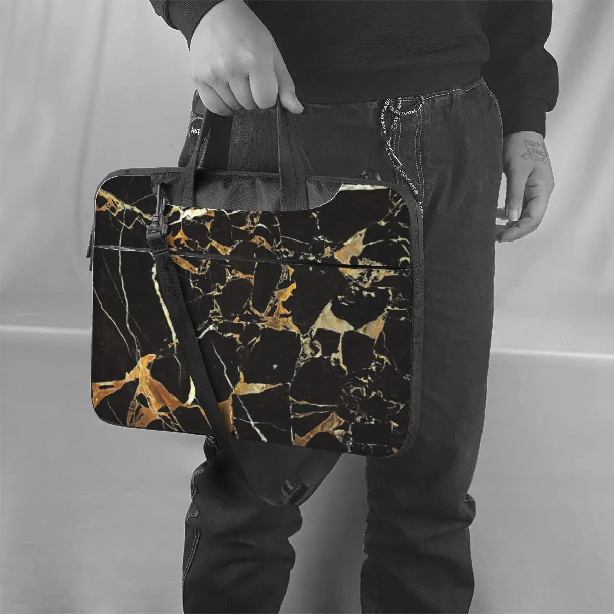 حقيبة كمبيوتر محمول من الرخام باللونين الأسود والذهبي حقيبة كمبيوتر واقية مقاومة 13 14 15.6 بوصة حقيبة كمبيوتر محمول عبر الجسم حقيبة كمبيوتر محمول