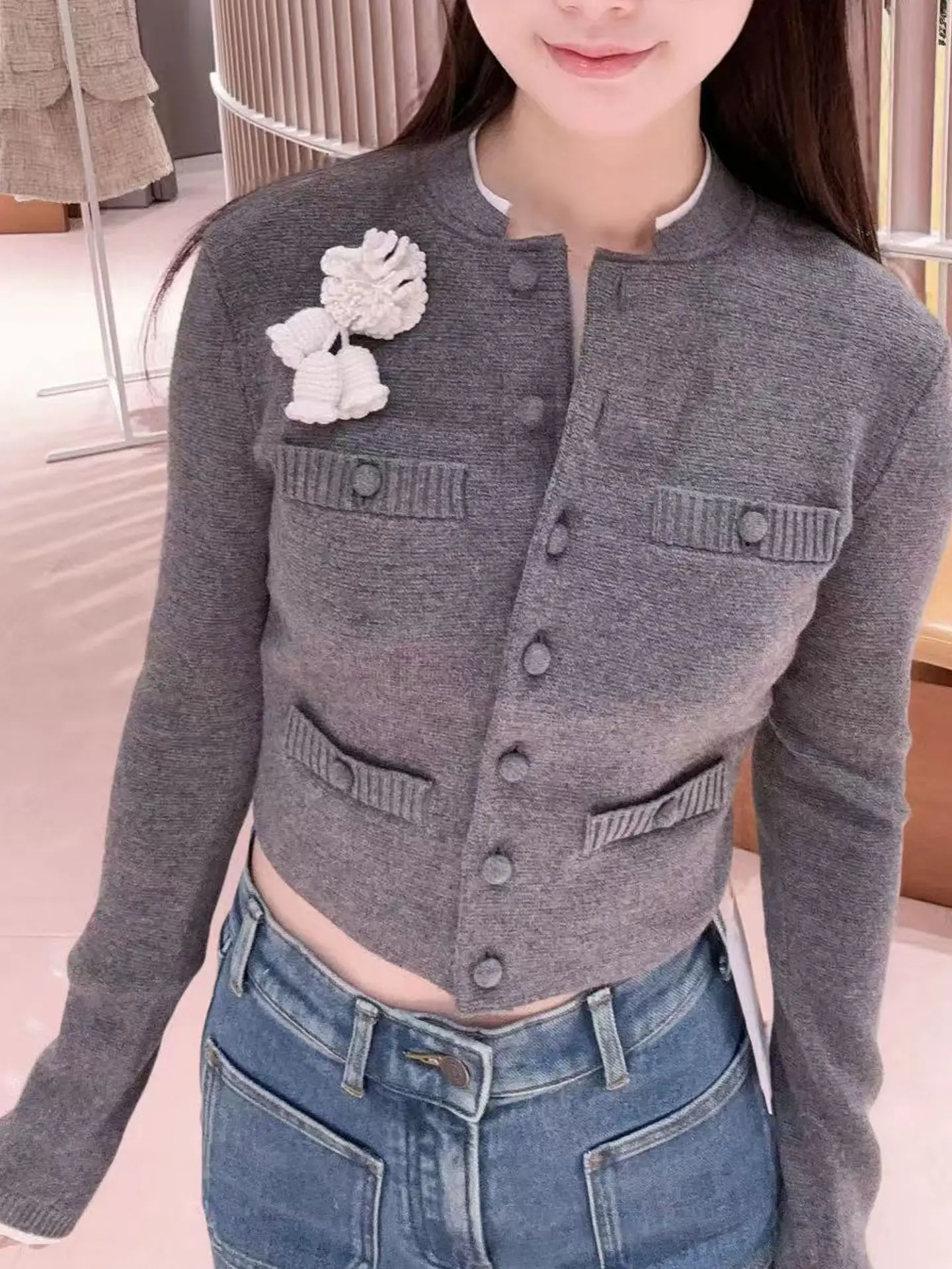 

Elegant Grey Knitted Open Cardigan SP2026 Early Spring Slimming Floral 3D Design Soft Cotton Women's Fashion High End Style