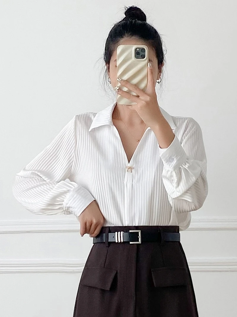 

Spring New V-ne Stripe Chiffon irt Women Long Sve Commute OL Loose White Top Overhead irt Polyester Fabric Regular S...