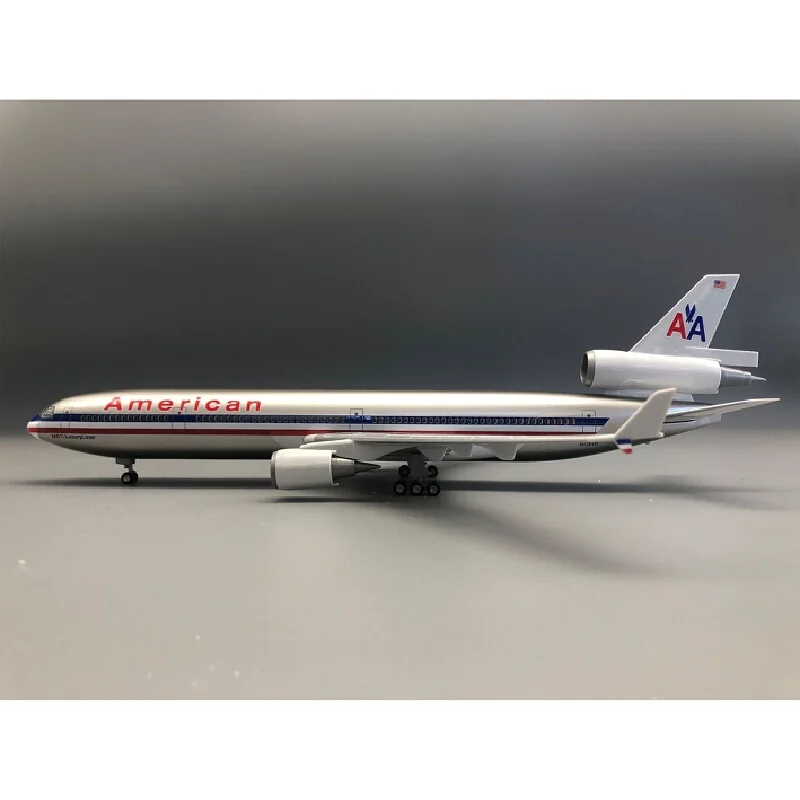 Modelo de avión McDonnell Douglas MD-11, versión American Airlines con luces LED, ruedas rodantes, modelo de pantalla de escritorio