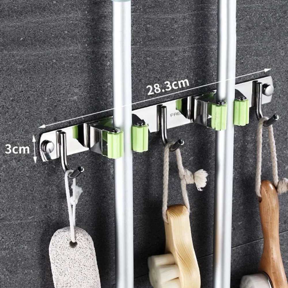رف تخزين مكنسة وممسحة مثبت على الحائط مع تصميم إبزيم لأدوات التنظيف، مثالي للمطبخ والحديقة والجراج