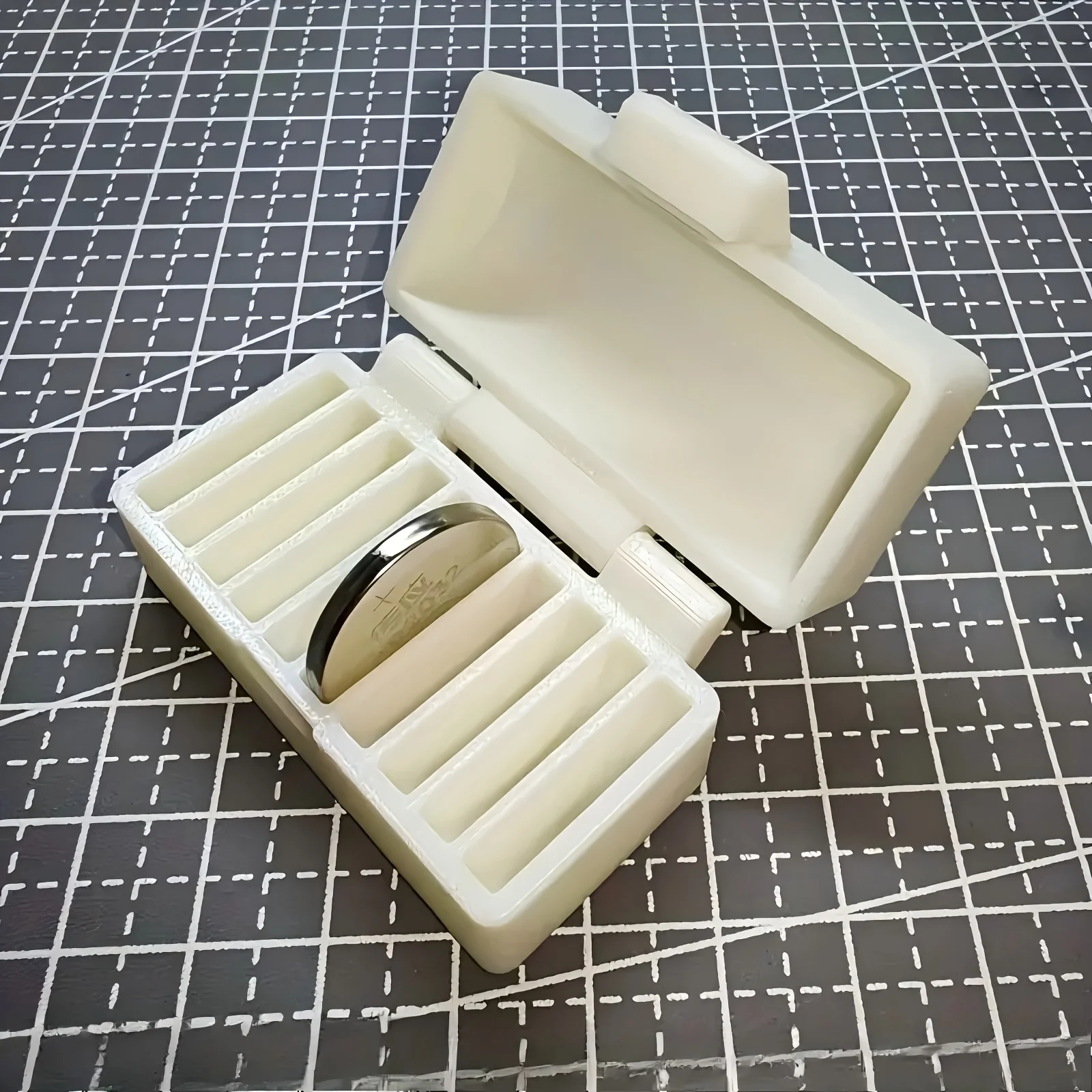 10 hole/CR2032 button battery holder portable storage box with 10 drawer slots to prevent loss of small batteries - battery stor