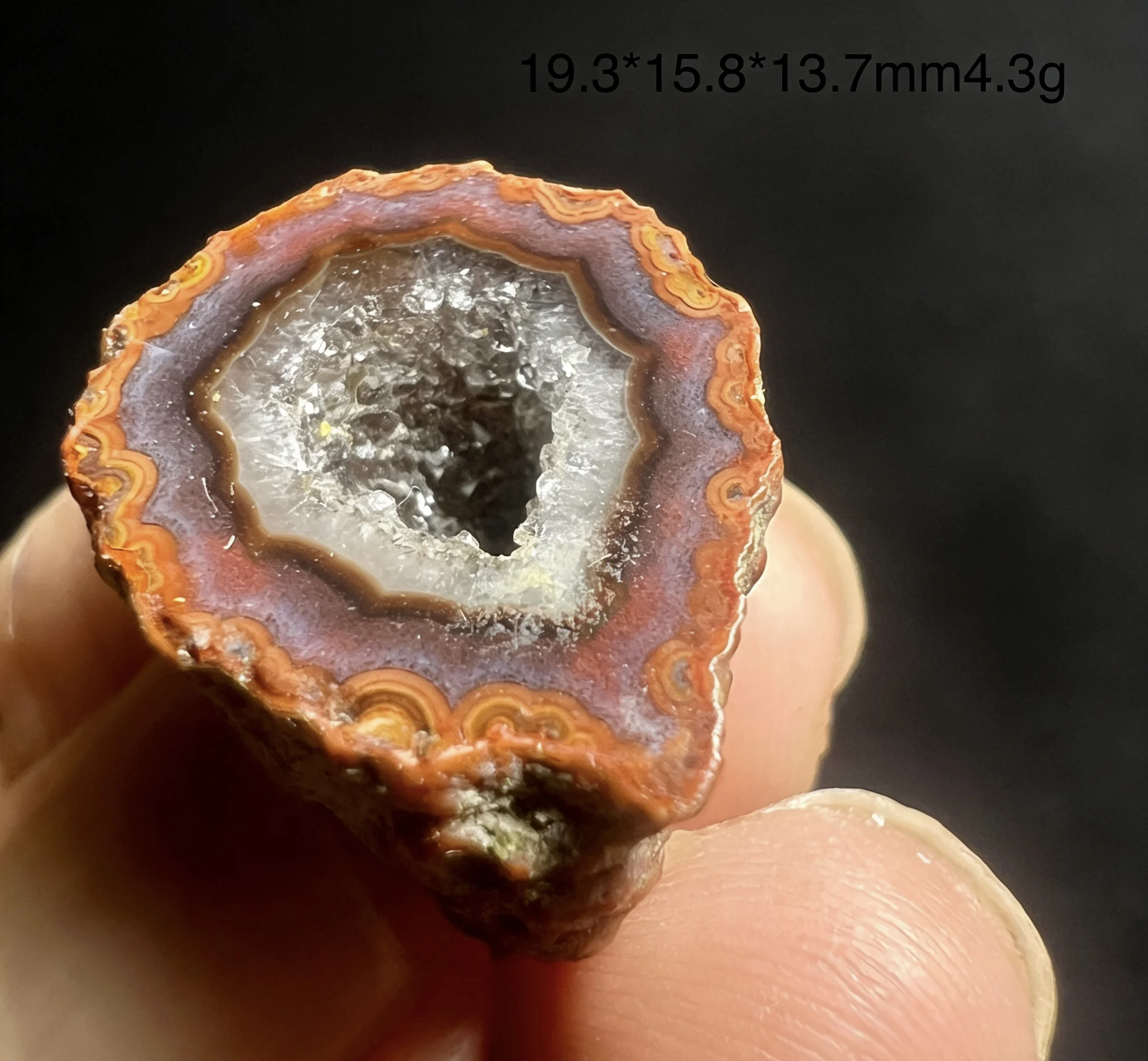 

Natural mineral specimen of Zhan Guo Hong agate, raw stone for collection, stone display, geological science popularization.