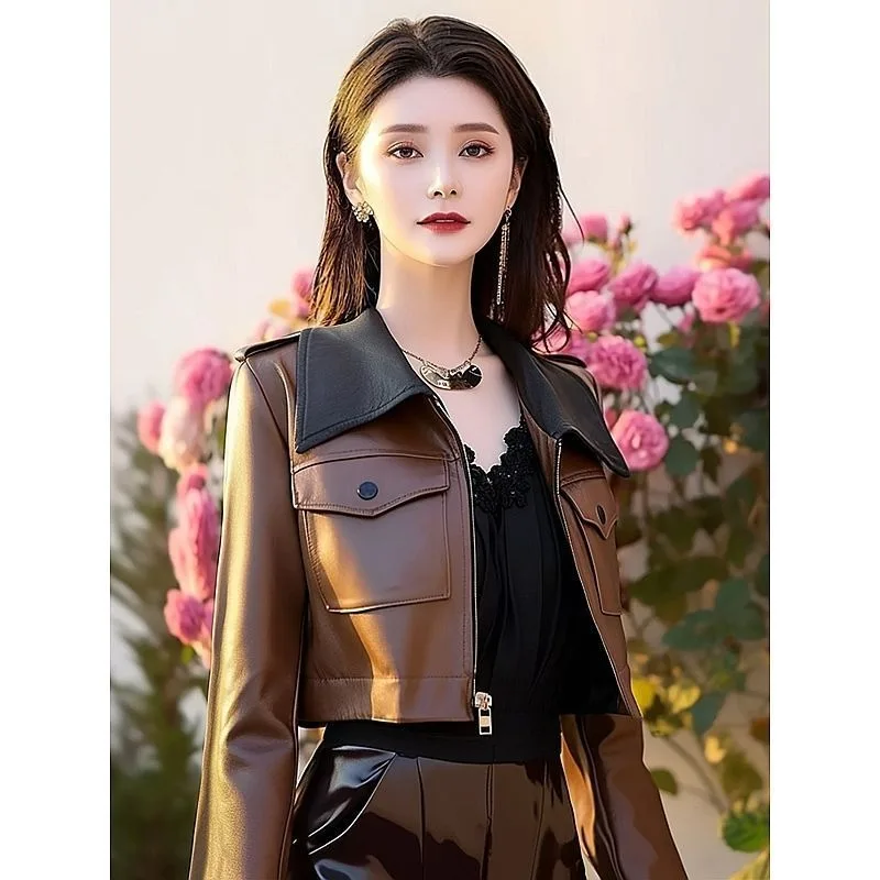 올해의 트렌디 베스트셀러는 여성의 초가을을 위한 고급스러운 룩을 연출하는 멋지고 스타일리시한 브라운 라펠 가죽 재킷입니다.