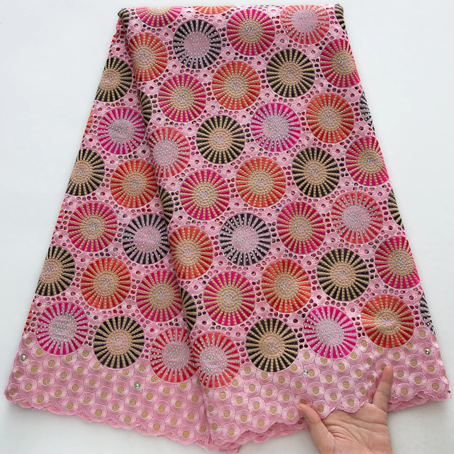 Afrikanische Göttin Schweizer Voile-Spitzenstoff |   Strahlendes Blumenmotiv mit funkelnden Diamanten für Abendkleider und kulturellen roten Teppichen