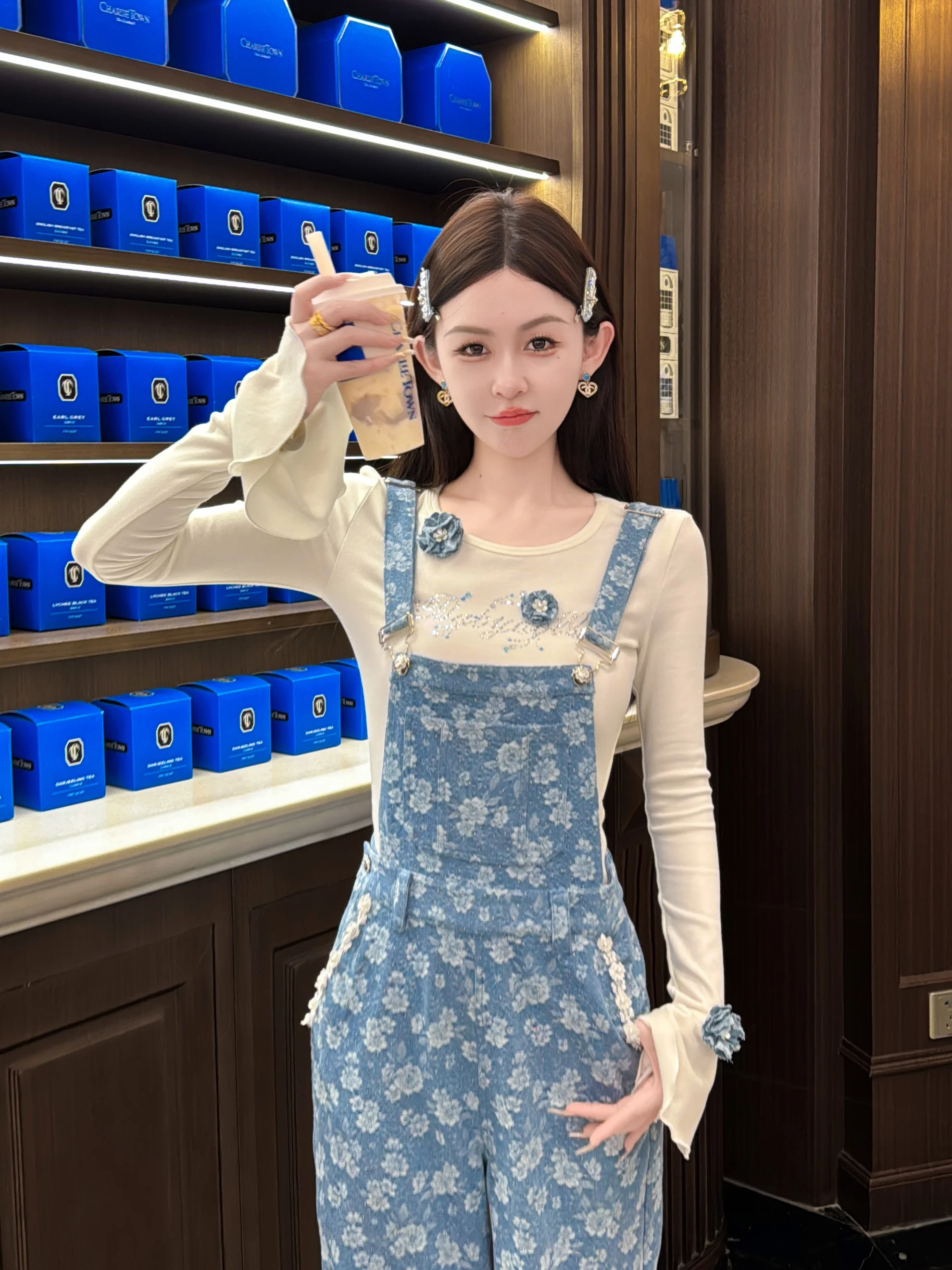 

Элегантный топ с круглым вырезом и длинными рукавами, украшенный стразами, от Yuxiao Xiao Haiyan Mountain Tea, из премиального модала, с лирическими оборками на рукавах