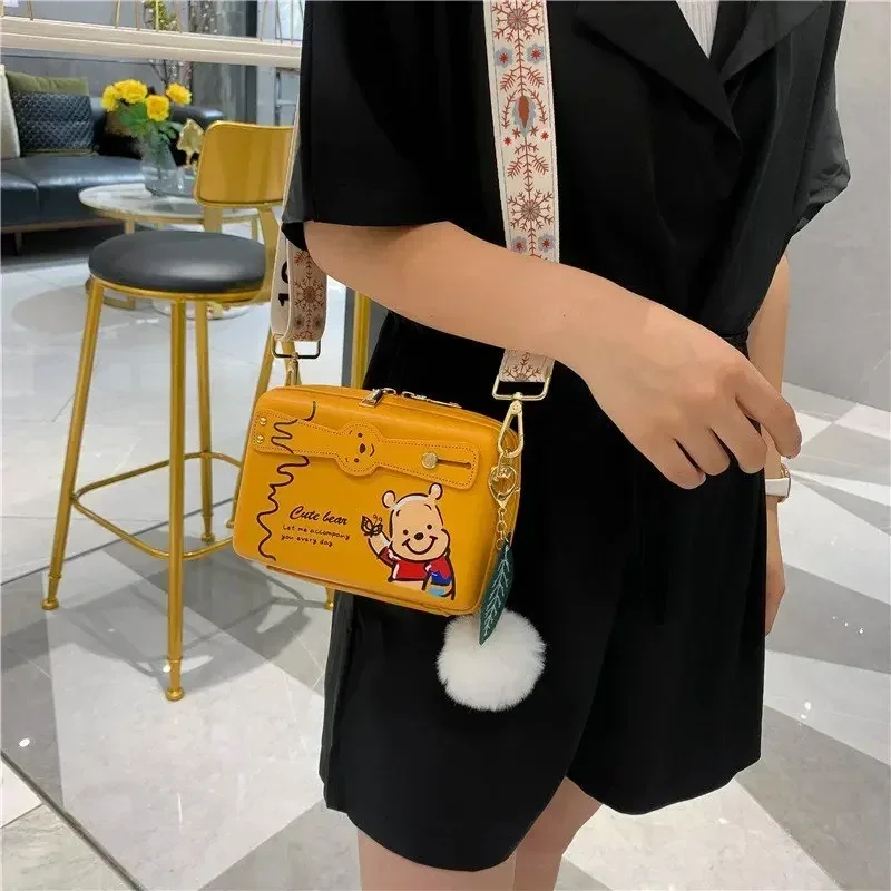 Disney Winnie The Winnie yeni kadın askılı omuz çantası karikatür sevimli kadın omuz Crossbody çanta moda trendi Mini kadın çantası