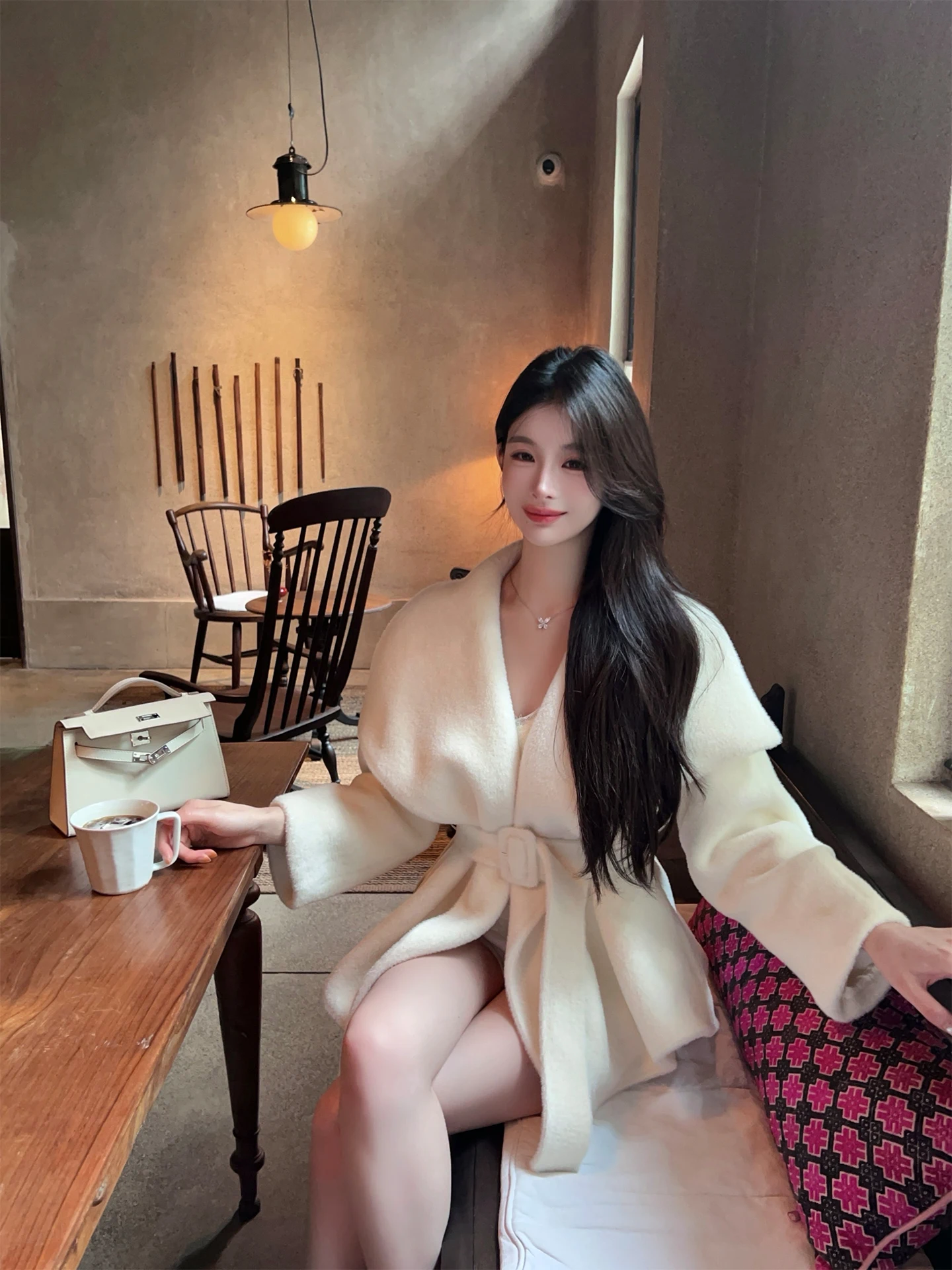 

Шерстяное пальто FairyJiang с белым пушистым воротником из искусственного меха норки, V-образный вырез, женское утепленное зимнее пальто с поясом, повседневный стиль