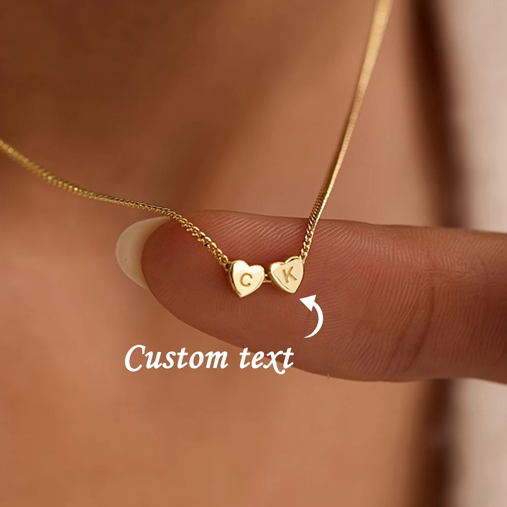 Collier personnalisé en acier inoxydable avec deux initiales en forme de cœur, gravé avec une lettre, un bijou délicat de type « choker », un cadeau pour femmes et couples.