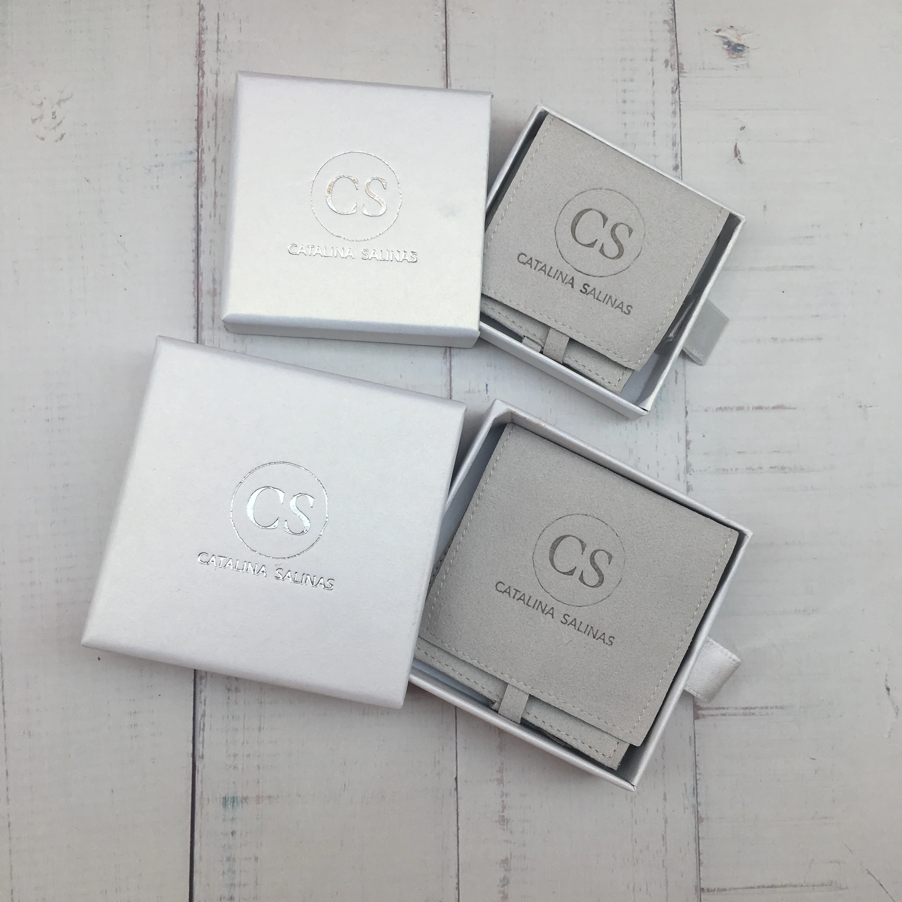 

24/50/100 комплектов, 9x9x3 см, розовая ювелирная лента с клапаном, подарочная коробка внутри с бархатными полосками из микрофибры 8x8 см, мешочек для сережек, подвесок