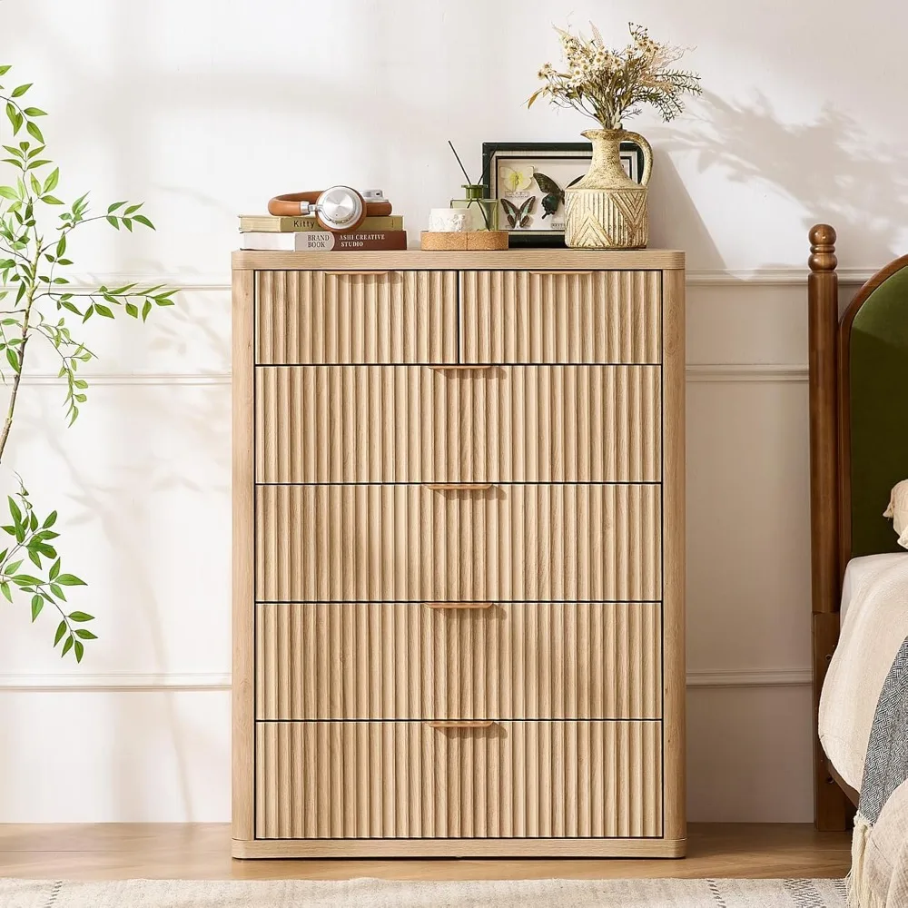 Commode cannelée moderne à 6 tiroirs pour chambre à coucher, coffre haut en bois naturel 42 avec poignées en métal et design à profil incurvé
