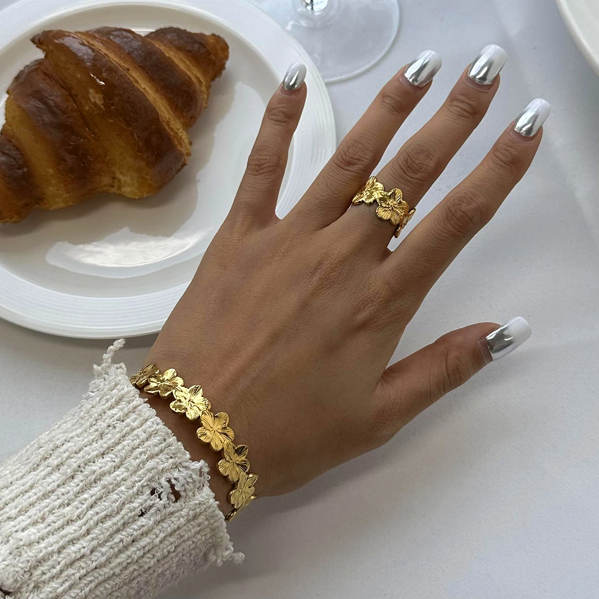 Kreatywna 18-karatowa pozłacana metalowa bransoletka z pięcioma płatkami prążkowanych kwiatów ze stali nierdzewnej dla kobiet antyalergiczna szykowna codzienna biżuteria