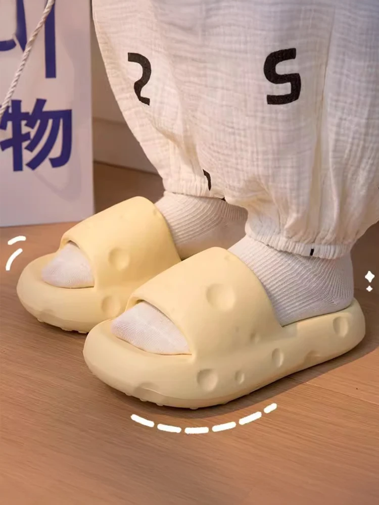 Zapatillas de queso Thi Bot para mujer, baño de verano, baño, antideslizante, uso doméstico, parejas, Bot suave, ropa para exteriores, Material de PVC