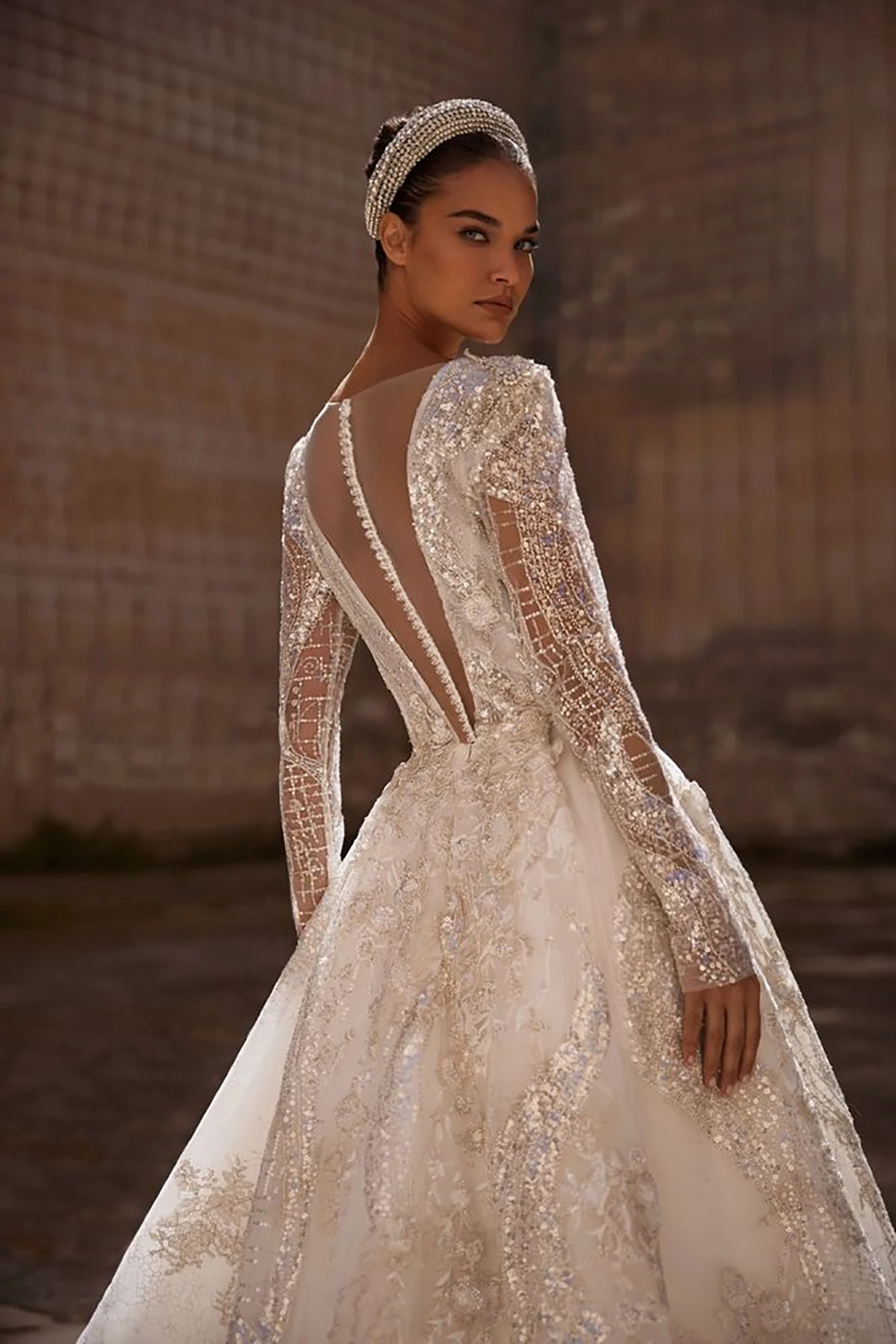 Robe de Mariée Élégante en Dentelle avec Col en V Profond, Sexy, avec Perles Appliquées, pour Patients, sur Mesure, avec Traîne à lèvent dans le Dos