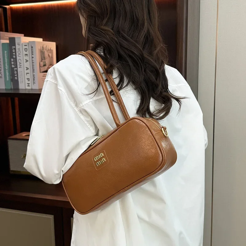 Elegante borsa a tracolla da donna in tinta unita 2025 Borsa a cuscino Boston di nicchia per eventi sportivi, campus universitari e pendolari quotidiani