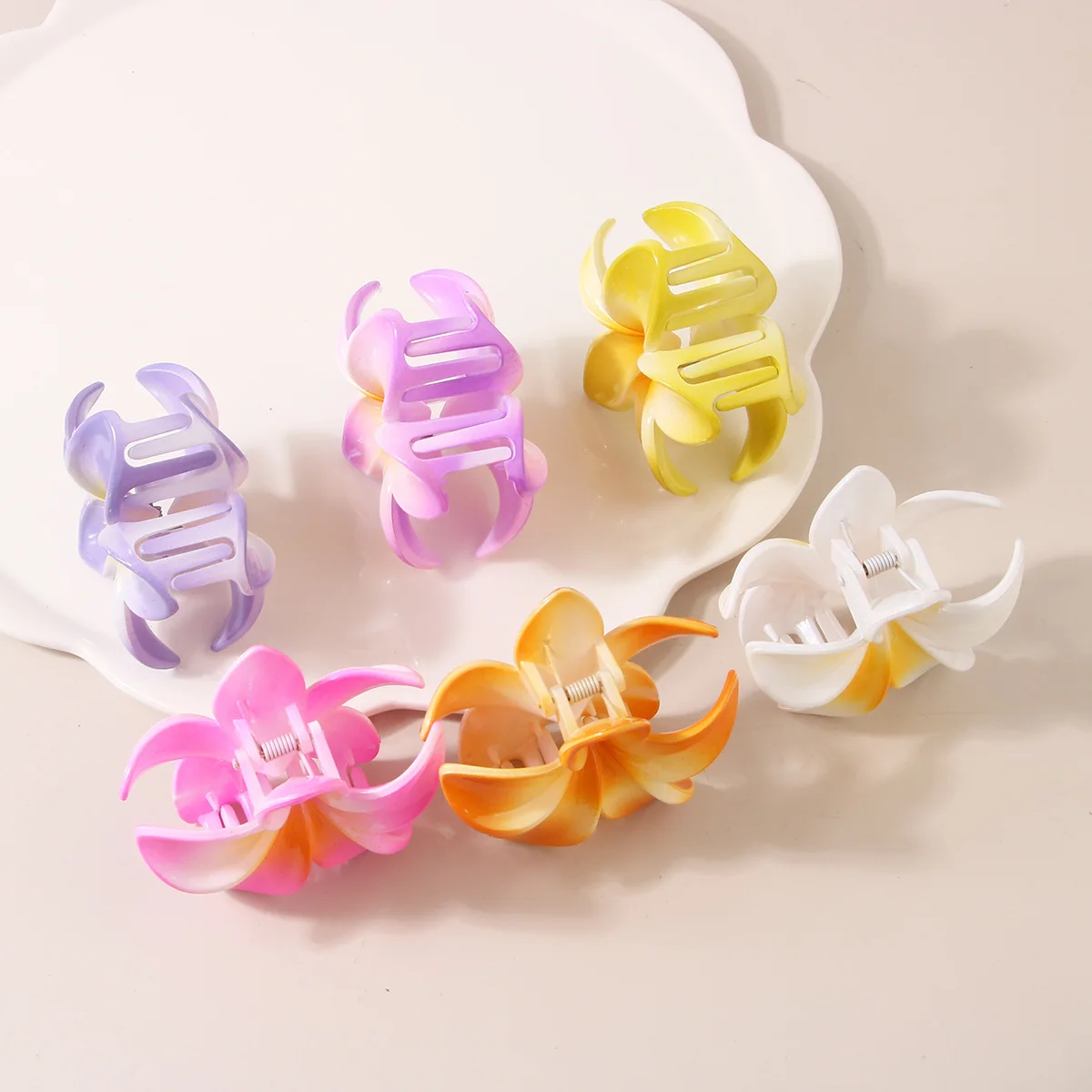 Barrettes en plastique pour femmes, 8CM, douces et mignonnes, en forme de fleur de Plumeria, épingle à cheveux, pince requin, accessoires pour cheveux, Style dégradé solide