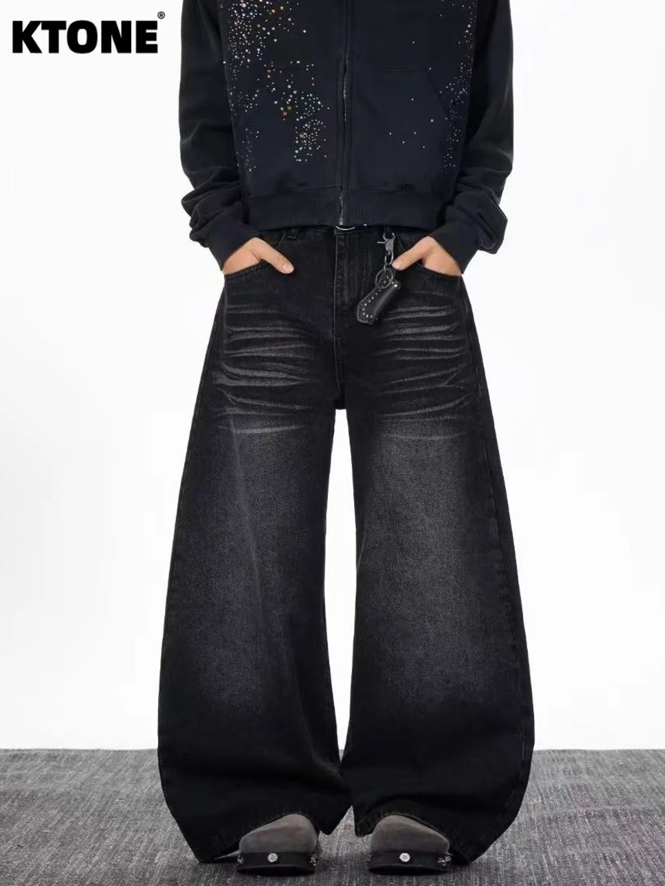 

Однотонные черные джинсы свободного кроя для мужчин в стиле ретро Harajuku Drip. Аксессуары и ремни в комплект не входят.