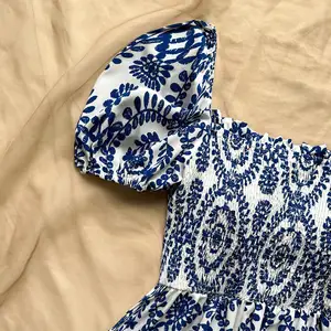 Romper çiçek baskı ile bir cinched bel için bir kadın, bu rahat giyim ve tatil için mükemmel, hem eğlence ve romantik için uygundur, vakum, mavi-ve-beyaz 8 en çok satan, elbise, çiçekler, mavi no. 2