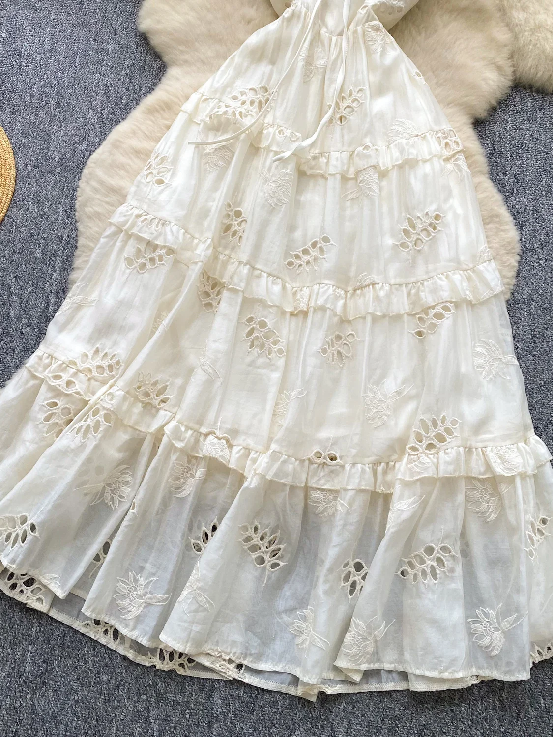 فستان متوسط الطول بتصميم A-Line مع تطريز ثقيل على الخصر، مناسب للعطلات، يُبرز جمال المرأة ويعطيها مظهراً رومانسيًا.