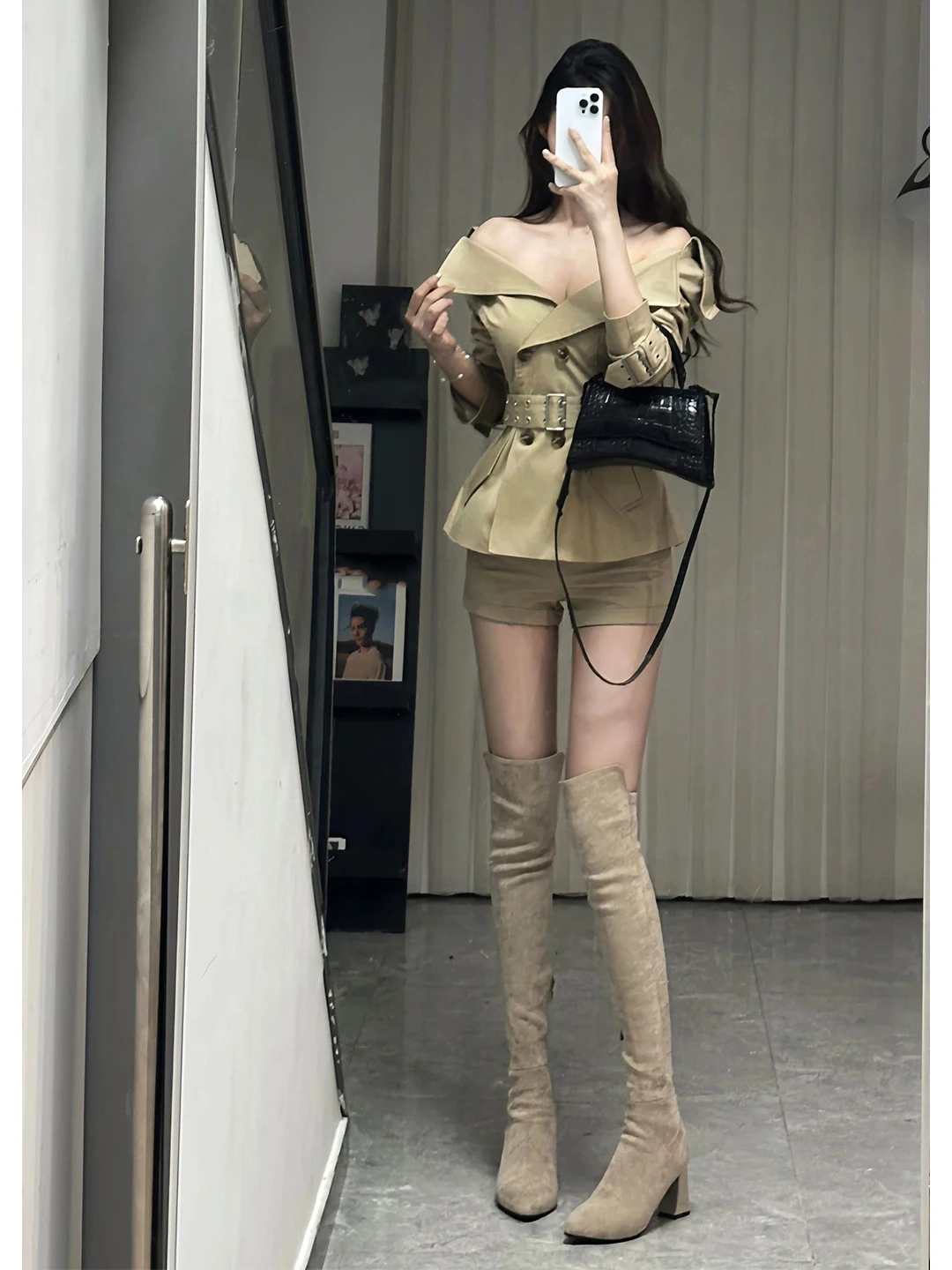 

Cool Vintage Khaki Color Windbreaker And High Waist Shorts Two Piece Set Fashionable And Elegant Autumn Wear for Young Women
