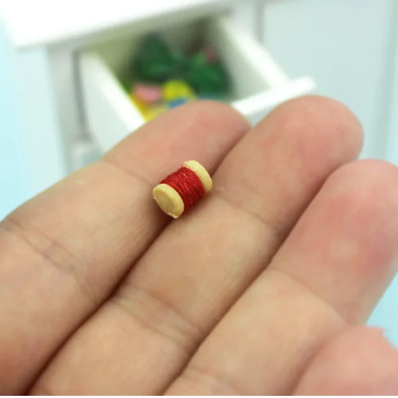 5 Stuks 1/12 Poppenhuis Miniatuur Accessoires Mini Naaien Spoel Model Garen Wiel Speelgoed voor Poppenhuis Decoratie willekeurige kleur