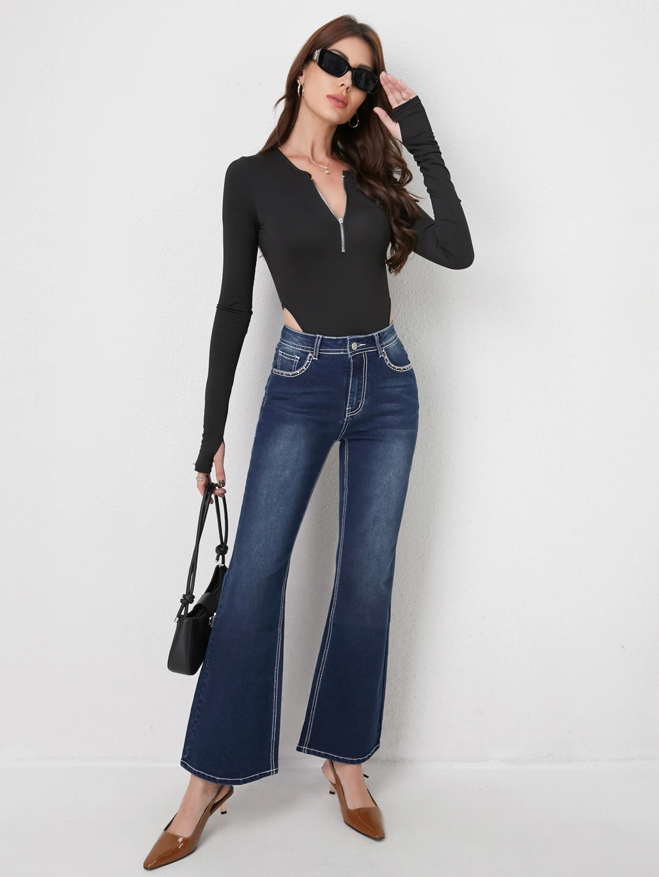 2025 automne/hiver nouveaux pantalons en jean pour femmes. La poche arrière comprend des motifs géométriques brodés de paillettes. Le bord de la frontière