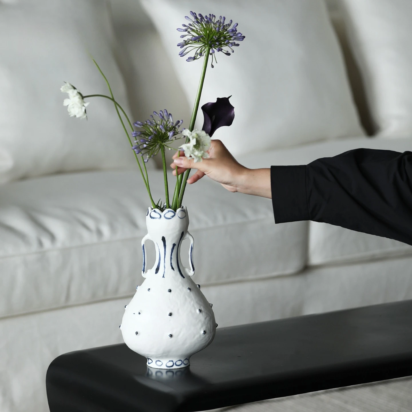 Hand-pinched thorn binaural ceramic vase High-end art handmade living room exhibition hall decorative ornament