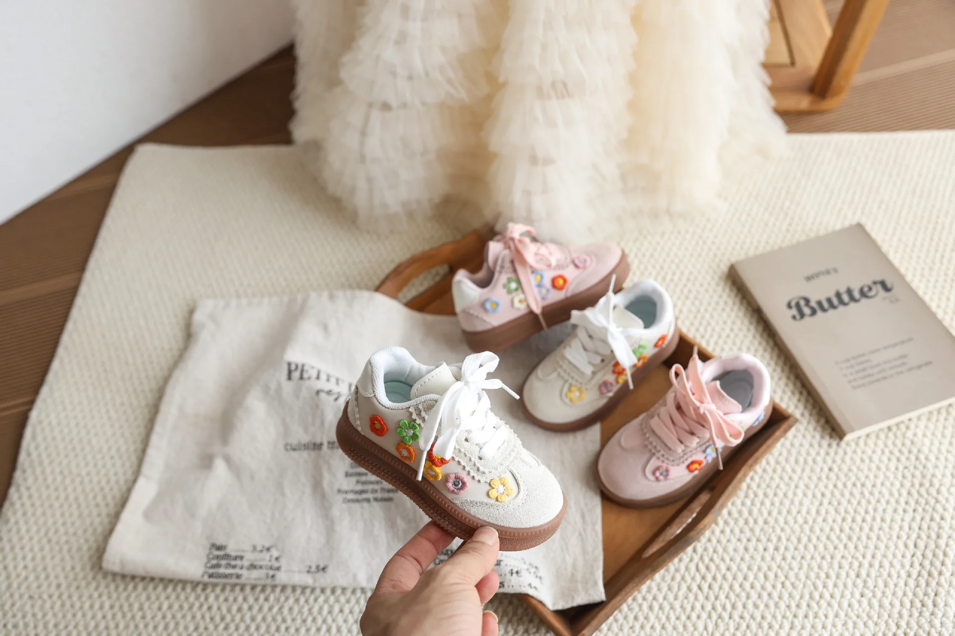 2026 Flache Schuhe für Mädchen, Frühling-Herbst Mode, Applikationen, Atmungsaktiv, Bestickte Blumen, Schnürsenkel, Lässige Komfort-Sneaker – Detail 3