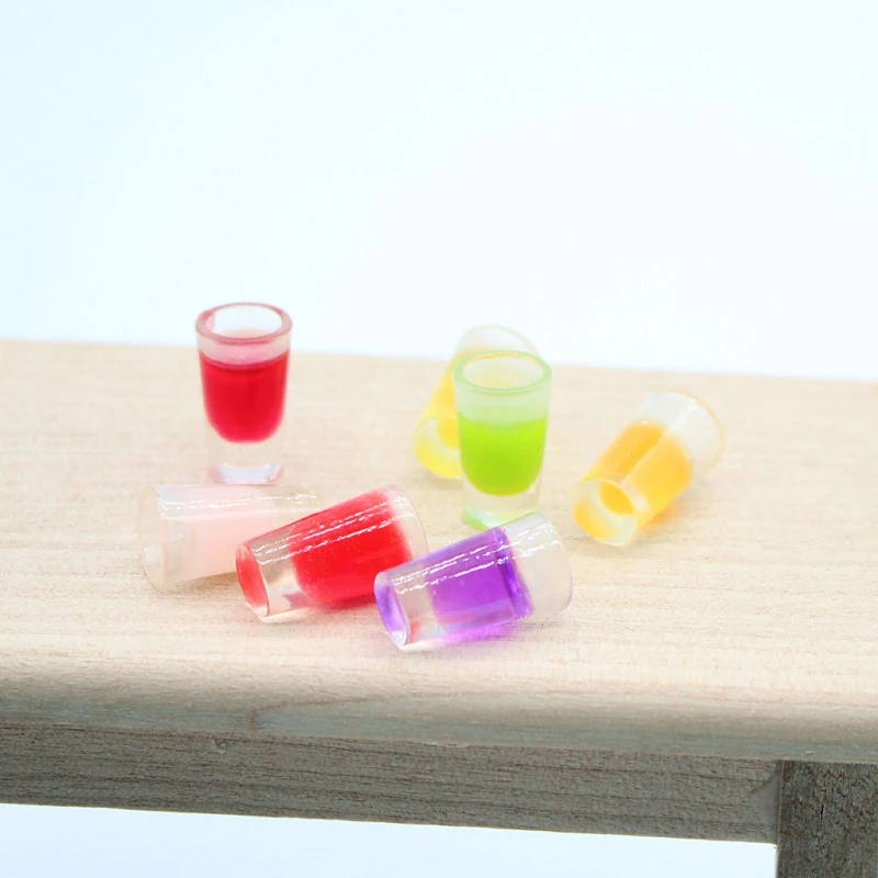 Accessori per Modellini di Scene di Gioco: Set di 7 Bottiglie Miniatura di Succo; Decorazioni per Casa delle Bambole con Tazze Colorate per Bevande alla Frutta in Miniatura
