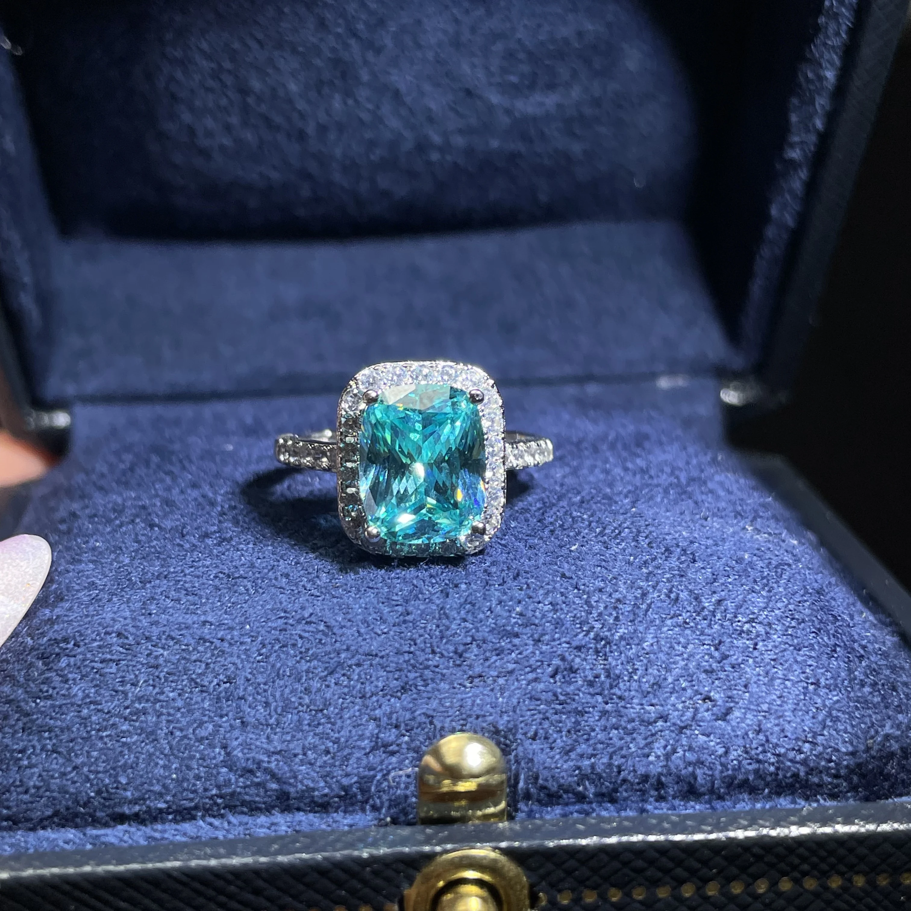 Un conjunto de piedras preciosas de Paraíba, 100 % naturales, engastadas en un anillo de plata pura, ha sido especialmente seleccionado para la joyería de alta gama destinada a mujeres, ideal para fiestas de pedidas de matrimonio.