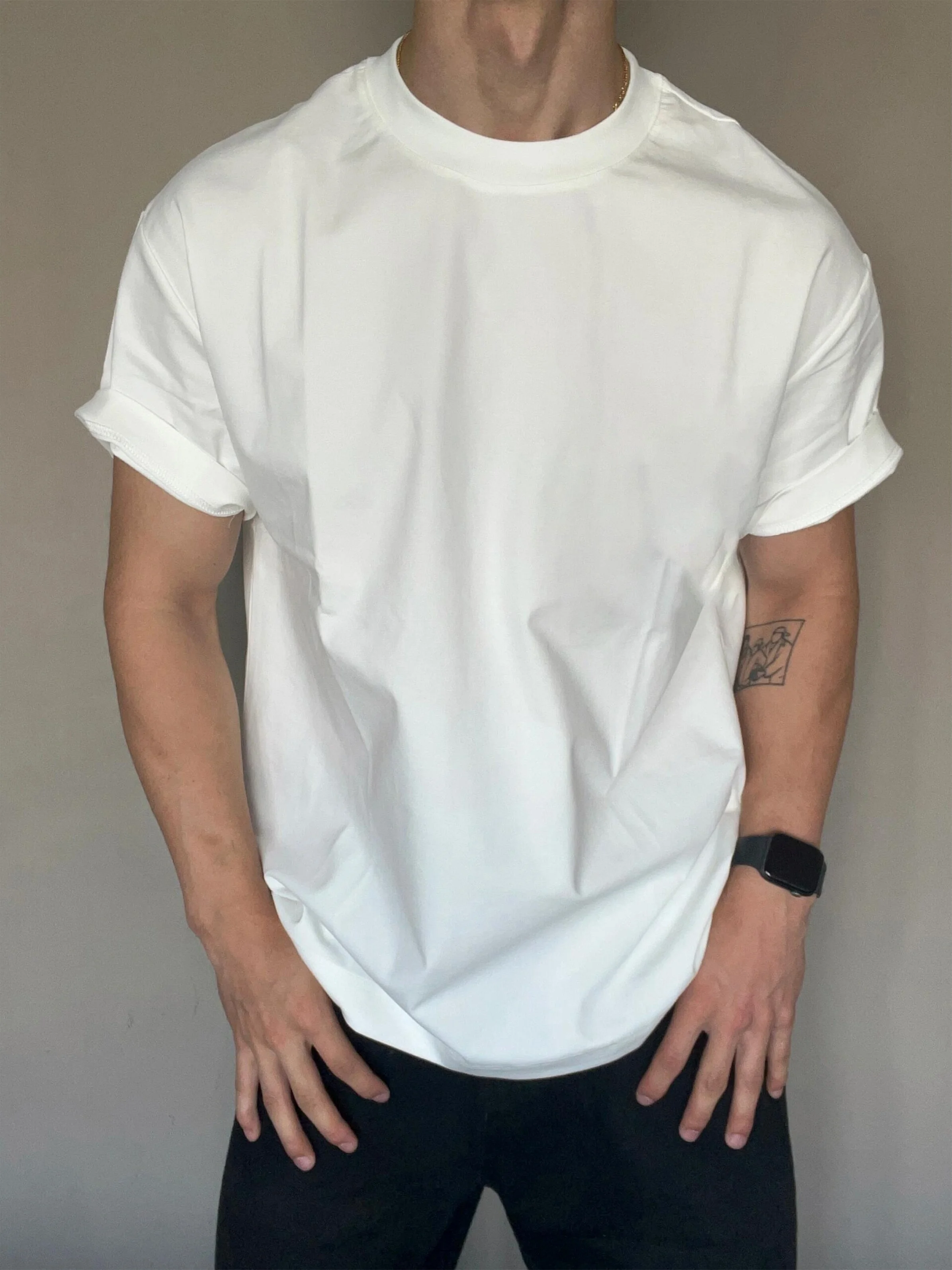 Solid color T-shirts are fresh, clean, and versatile for summer. Loose-fitting T-shirts are suitable for both men and women.
