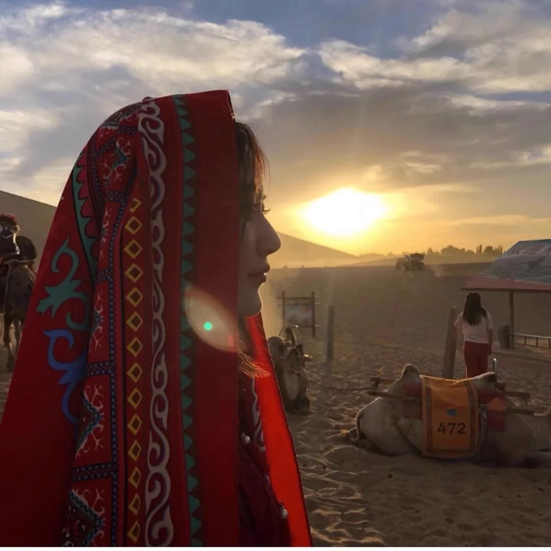 Wearing A New Cape Over A Shawl Is A Must-have for Desert Travel. Ethnic Style Desert Travel Is Simple, Elegant, and Beautiful