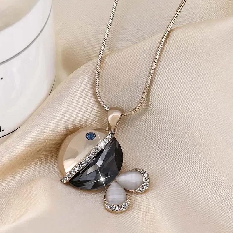 

2025 New personalized crystal small fish pendant sweater chain, fashionable and simple long necklace