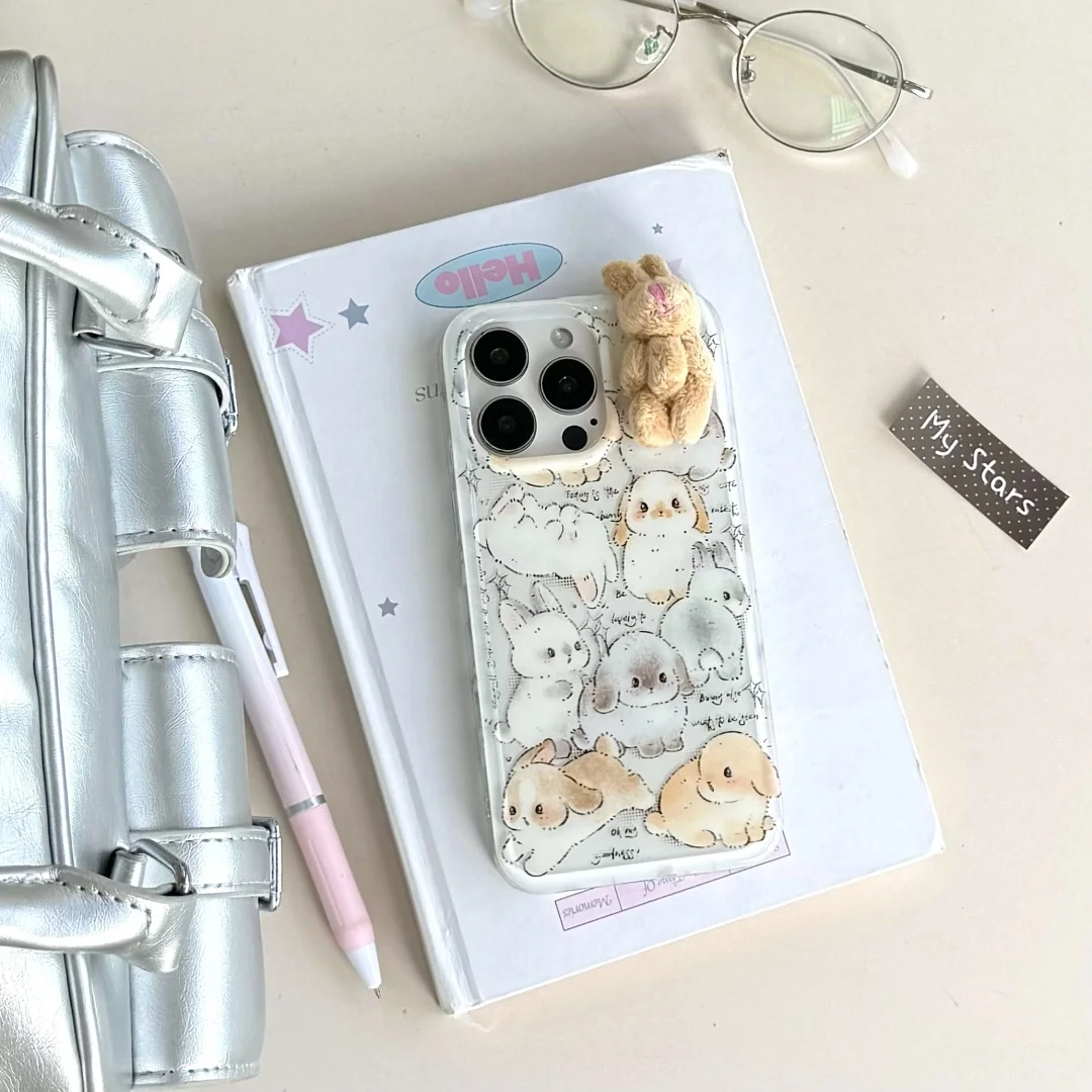 水墨画風のかわいい3DミニぬいぐるみうさぎのiPhoneケース（iPhone 14、15、16 Pro Max、16 Pro対応） ﻿