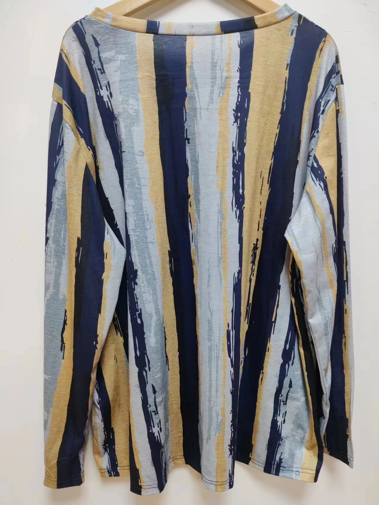 大きいサイズのレディース長袖カジュアルプリントTシャツ