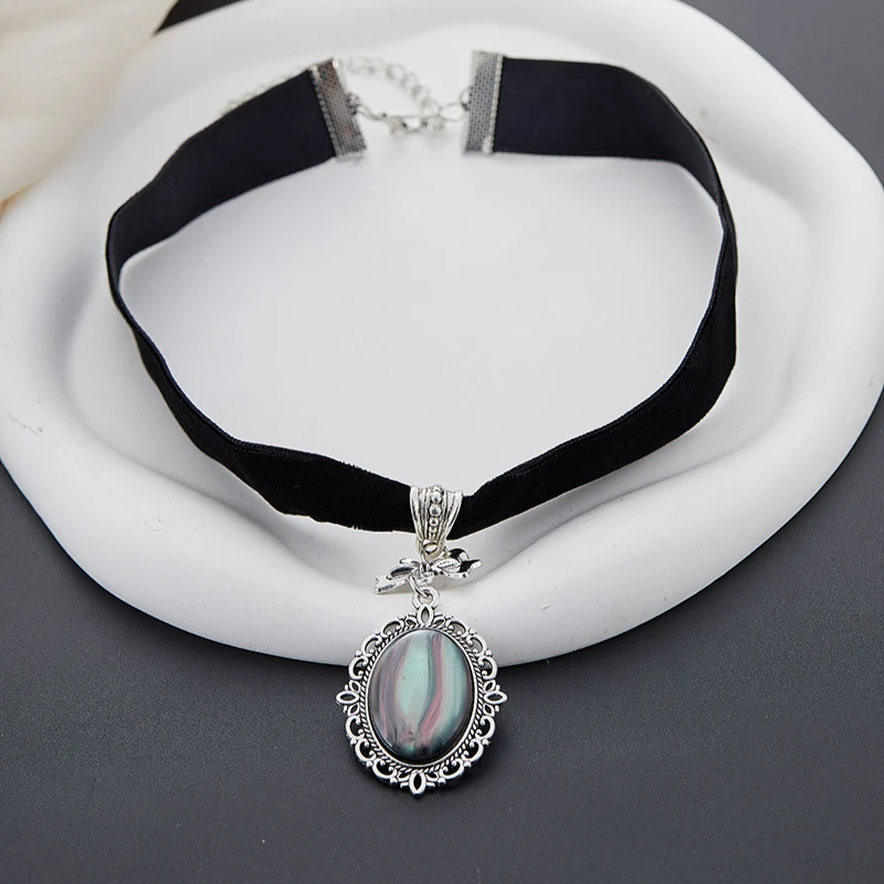 Gotische personalisierte florale ovale Anhänger-Halskette für Damen, Nischendesign, ethnische Accessoires für Feiertage und Partys, Geschenke