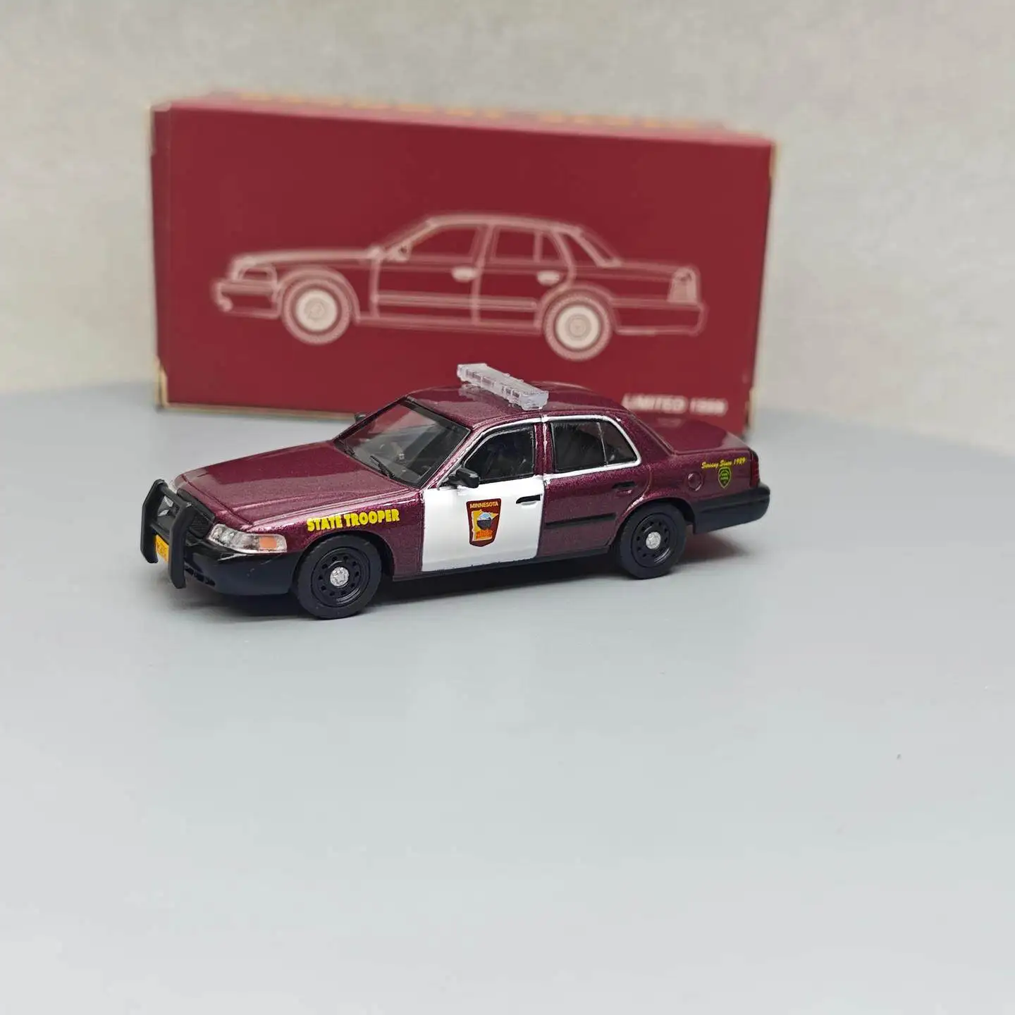 1:64 Crown Victoria Minnesota Patrol Police Vehicle Alloy simulation Mini Car Model Hobby Collection Decoration Toy Gift