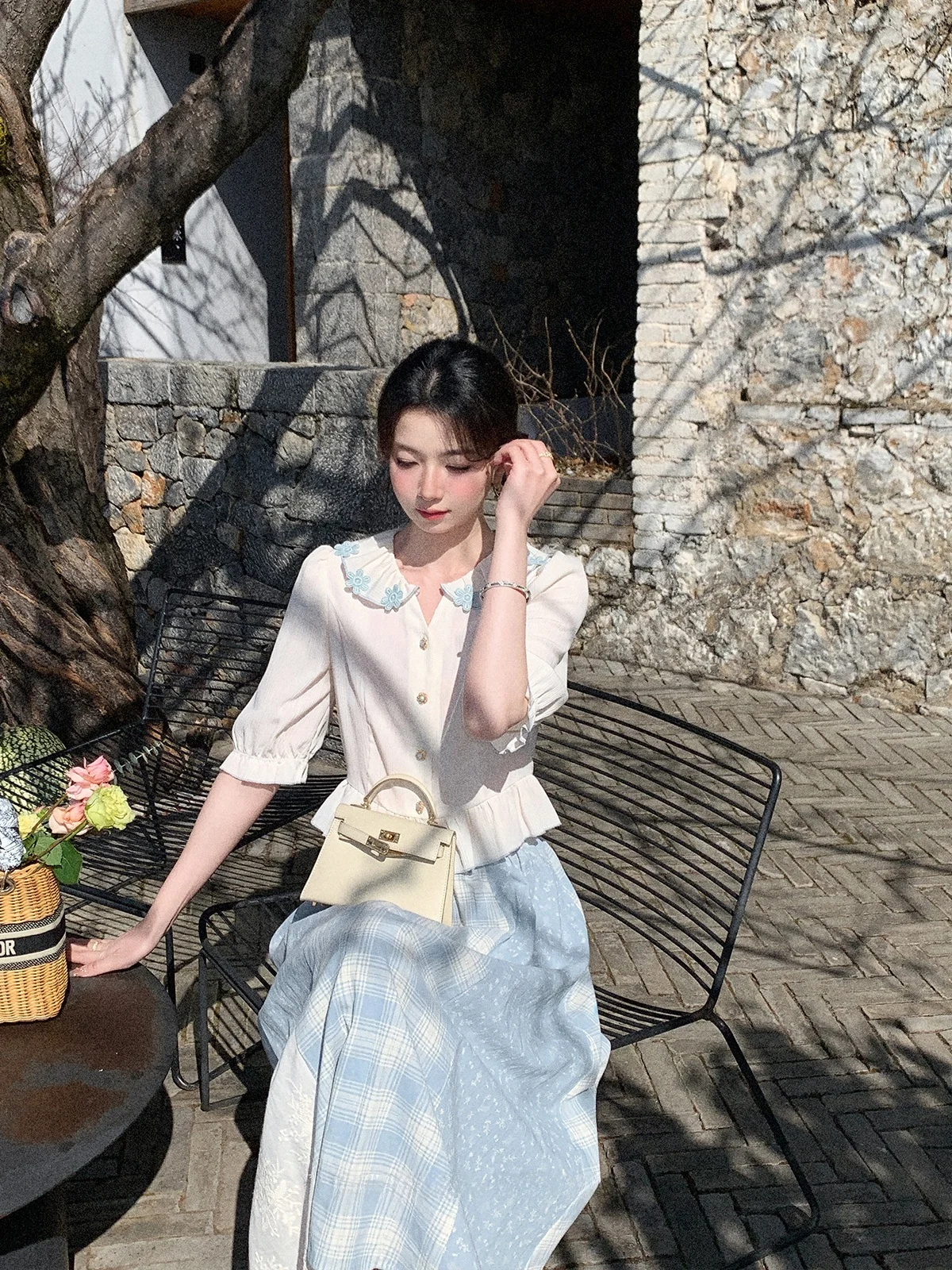 

Elegant Waist-Cinching Women's Shirt with Lace Trim by Deer Auntie Zhuo Uncle Summer High-End Slimming Top Fashionable Casual...