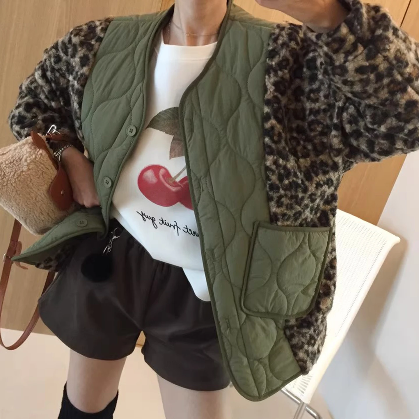 

Clothland женская элегантная стеганая куртка с леопардовым принтом и длинными рукавами, карманами и животным узором, женские свободные пальто в стиле ретро CB232