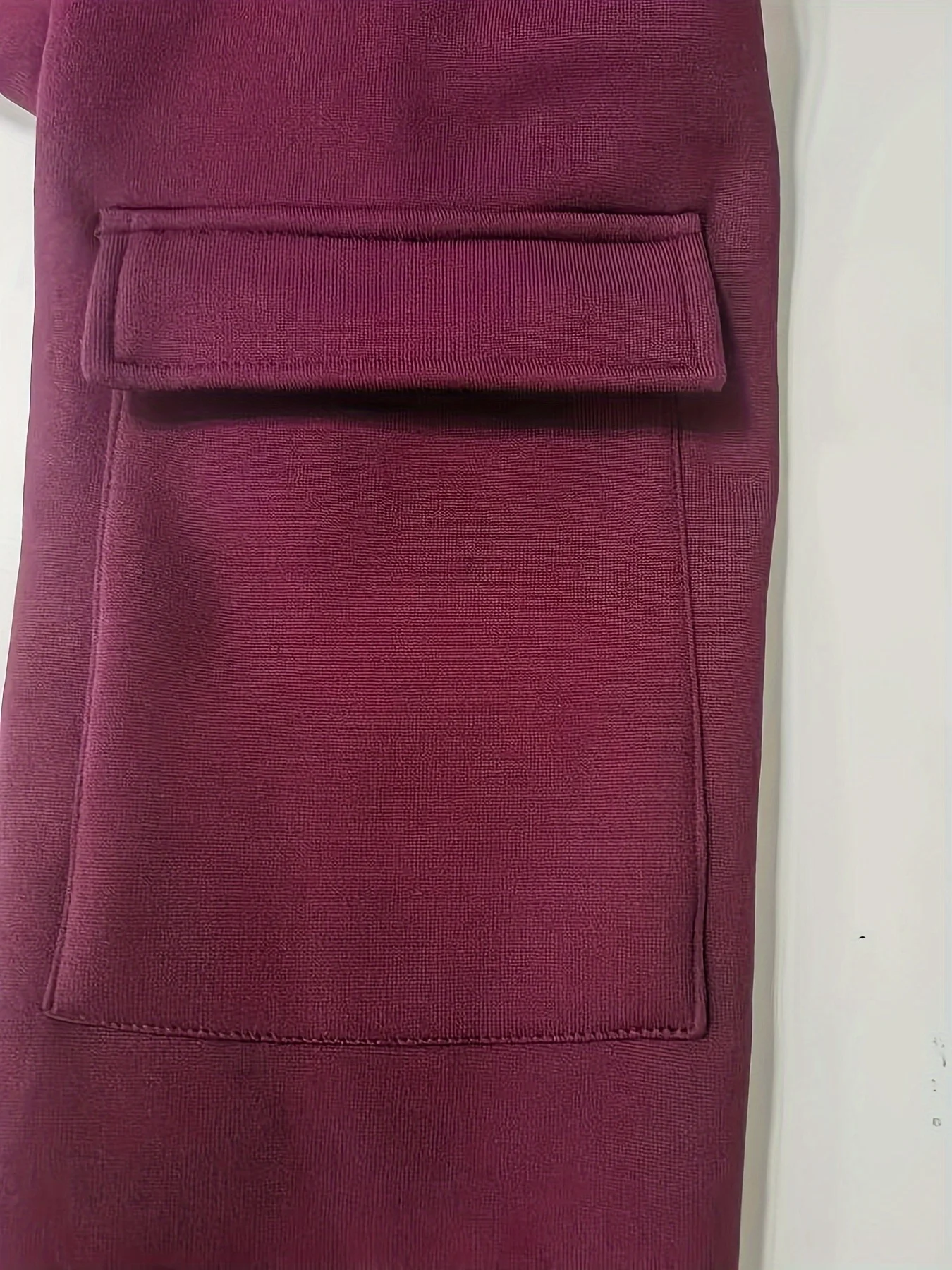 طقم رياضي مكون من قطعتين للرجال: سترة بغطاء للرأس بسحاب عنابي نابض بالحياة وسروال ركض أسود، ألياف بوليستر، طراز كاجوال، مثالي للسيارات