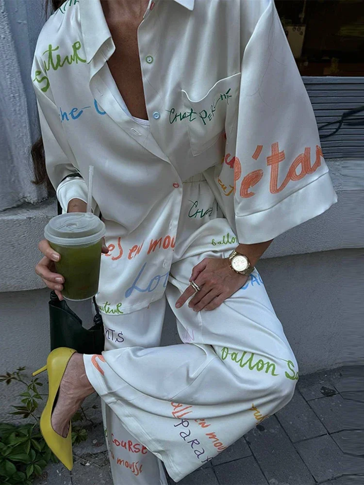 Damen Zweiteiler Set: Farbenfrohe Bluse mit Graffiti-Buchstaben-Print, Hemdkragen und Weite Hose – Urlaubskleidung – Detail 25
