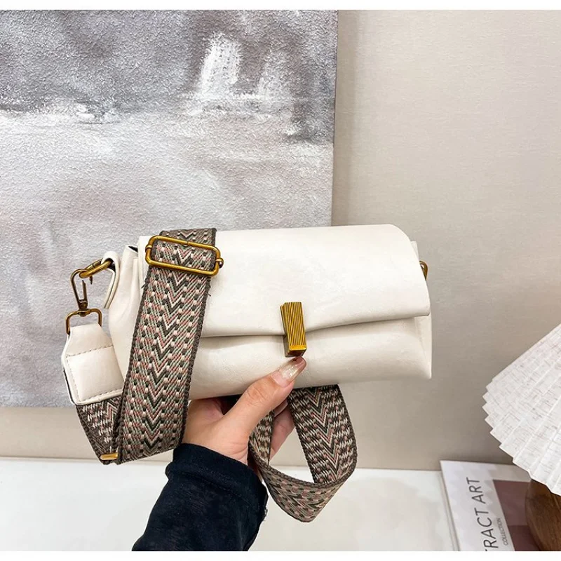 

Elegant Women's Messenger Bag With Fine Leather Classic Paris Neat Lightweight Commuter Daily Design​