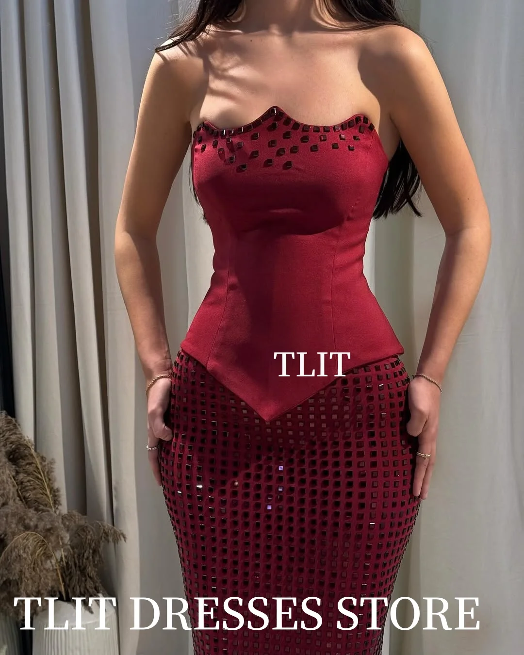 فساتين سهرة غمد مكونة من قطعتين باللون الأحمر الخمري اللامع من TLIT مخصصة من فيستدو دا نويت بدون حمالات وكريستال بدون أكمام فساتين حفلات