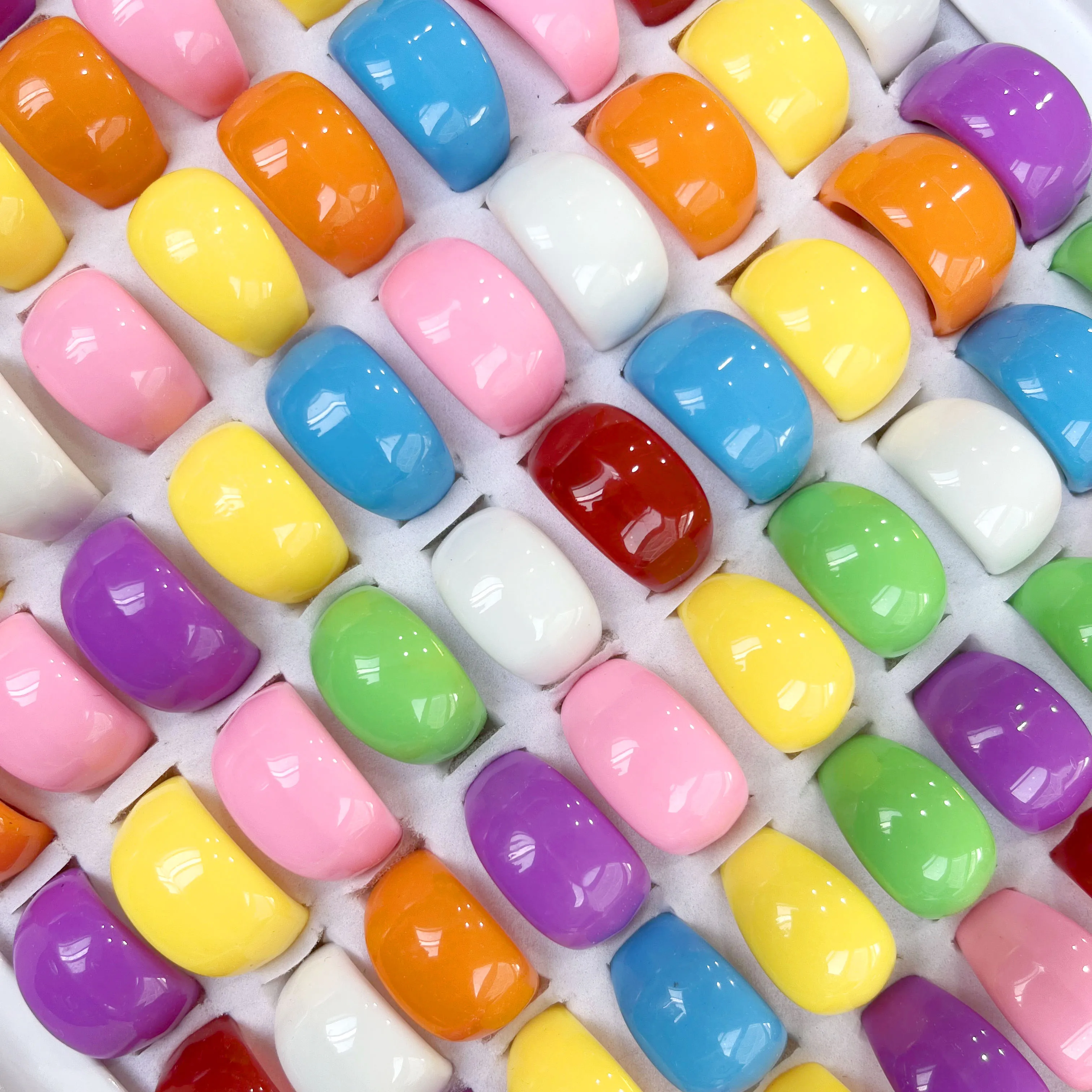 マカロンプラスチックリング,ミックスカラー,子供用,男の子と女の子用,幼児用ジュエリー,卸売り,3,4,10個/バッチ,50個