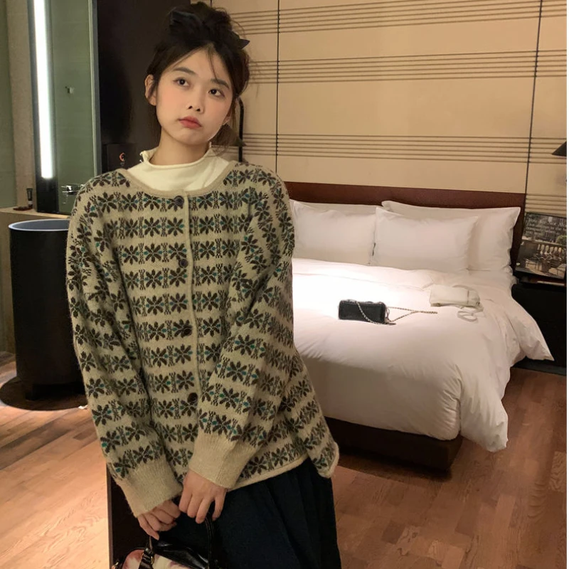 2024 Winter New Chinese Style Retro Elegant Sweater for Women Cool Color-blocked Round Neck Knitted Sweater Cardigan for Women