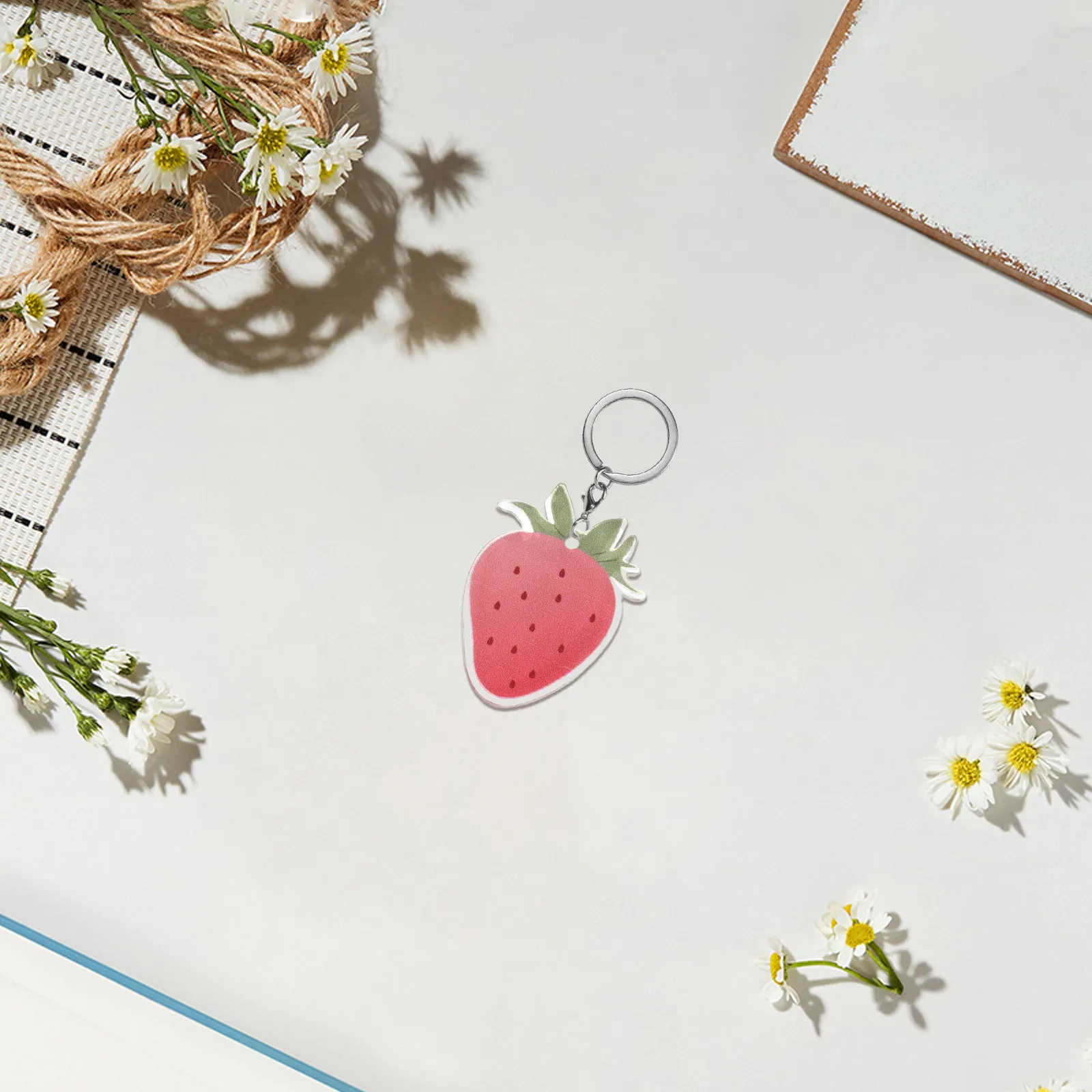 10 piezas de accesorios colgantes de fresa de simulación para mujer, dijes de frutas para llavero DIY, adornos falsos de acrílico transparente para bolso